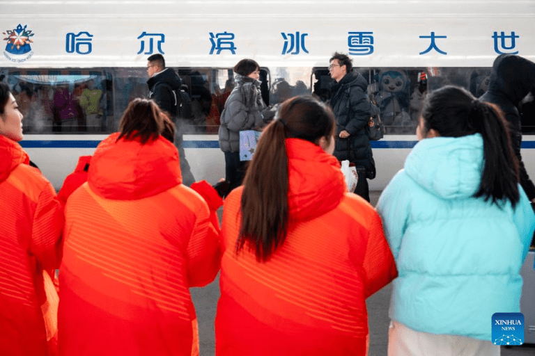 Primeiro trem temático de alta velocidade dedicado ao Mundo de Gelo e Neve de Harbin entra em operação
