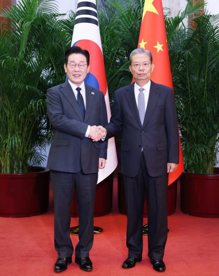 Mais alto legislador da China reúne-se com presidente da República da Coreia