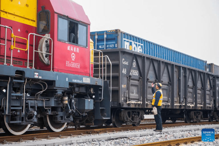 Trem de carga intermodal ferroviário-marítimo carregado com veículos elétricos parte de Chongqing, no sudoeste da China