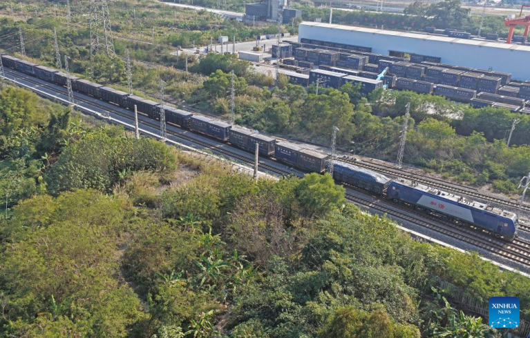 Volume de cargas do Novo Corredor Internacional de Comércio Terrestre-Marítimo da China atinge recorde em 2025