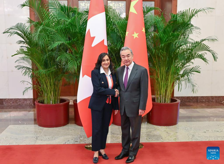 China está pronta para trabalhar por relações estáveis e sólidas com Canadá, diz chanceler chinês