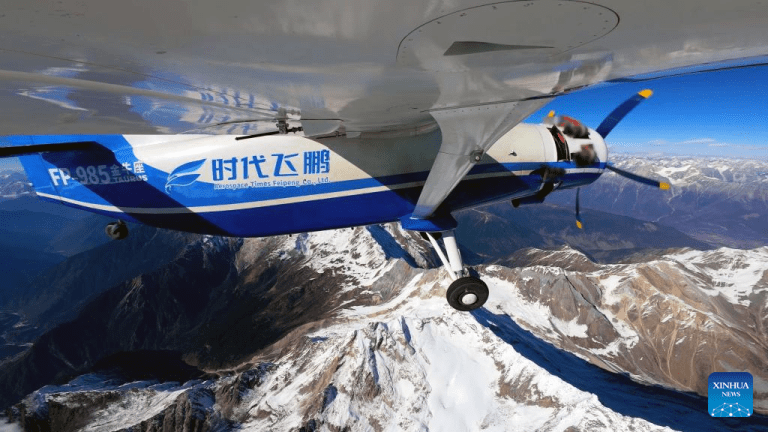 Grande drone da China completa voo pioneiro de logística no planalto