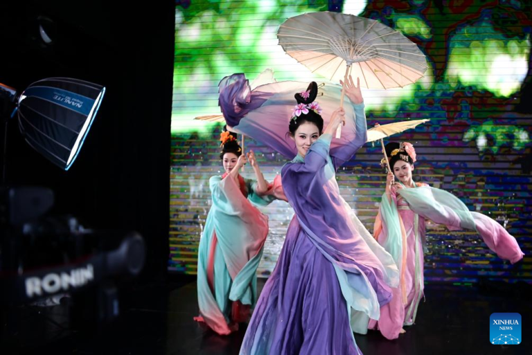 Trupe artística de Shaanxi explora novas formas de expressão da cultura tradicional com transmissões ao vivo em grupo
