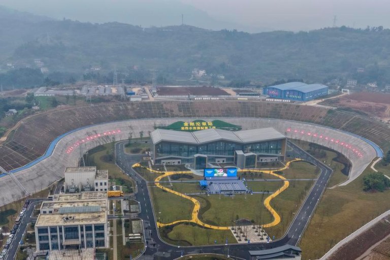 (Multimídia) Investimento em ativos fixos da China cai 3,8% em 2025, enquanto setores emergentes continuam a se expandir