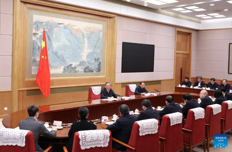 Primeiro-ministro chinês preside simpósio para solicitar opiniões sobre projeto de relatório de trabalho do governo e plano quinquenal