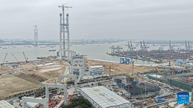 Torres da Grande Ponte Shiziyang, em Guangdong, superam 300 metros