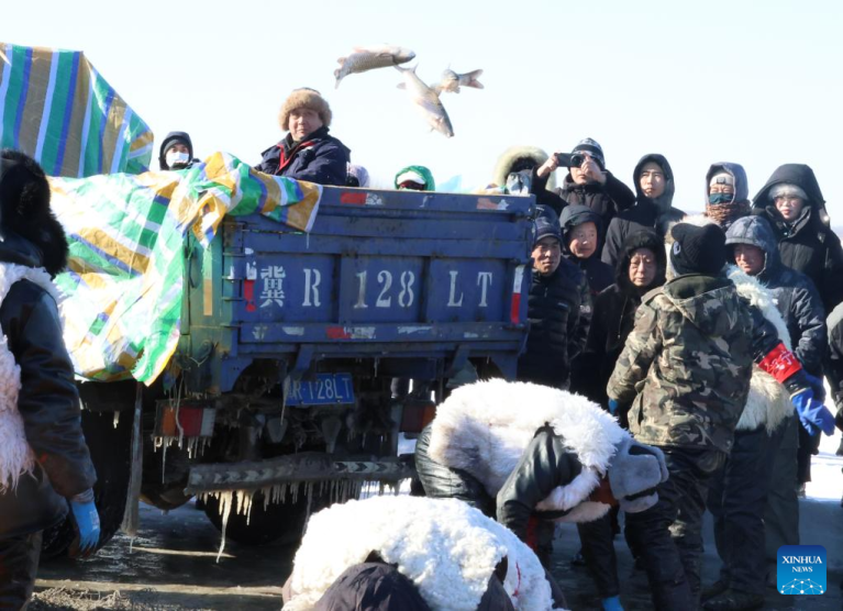 Evento de pesca de inverno começa no Lago Wolong em Shenyang, no nordeste da China