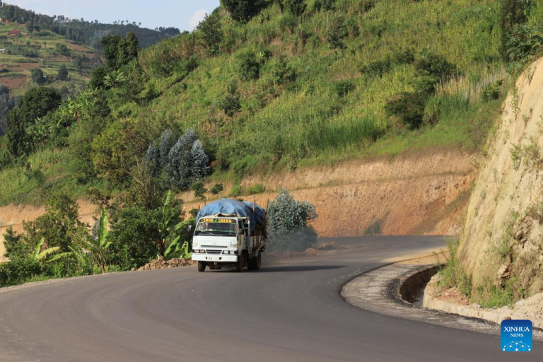 Destaque: Estrada construída pela China transforma vidas e impulsiona economia no norte de Ruanda