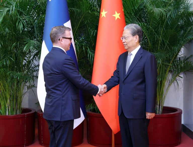 Mais alto legislador da China se reúne com o primeiro-ministro finlandês