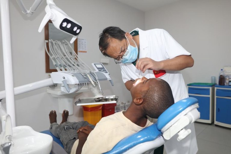 Médicos chineses devolvem sorriso e esperança a adolescente de Zanzibar por meio de cirurgia transformadora