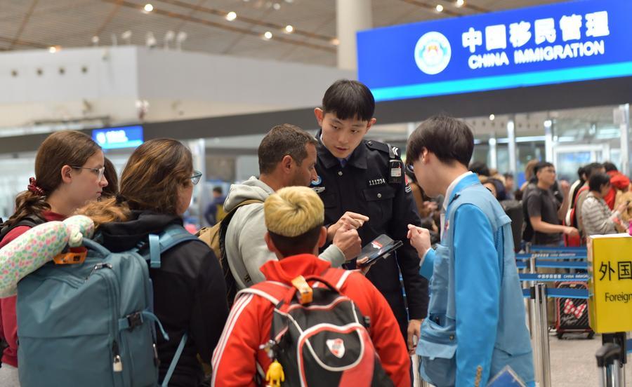 (Multimídia) Viagens transfronteiriças da China atingem 697 milhões em 2025, estabelecendo recorde
