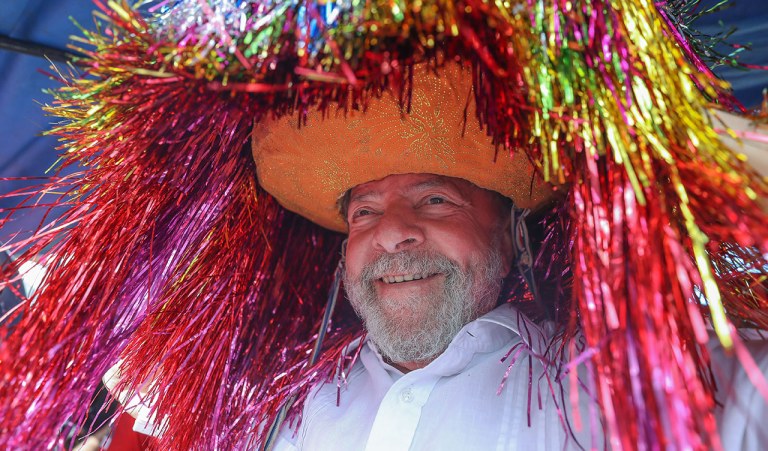 Lula com o chapéu do caboclo-de-lança, do maracatu rural. Usina Maravilha, município de Goiana (PE).