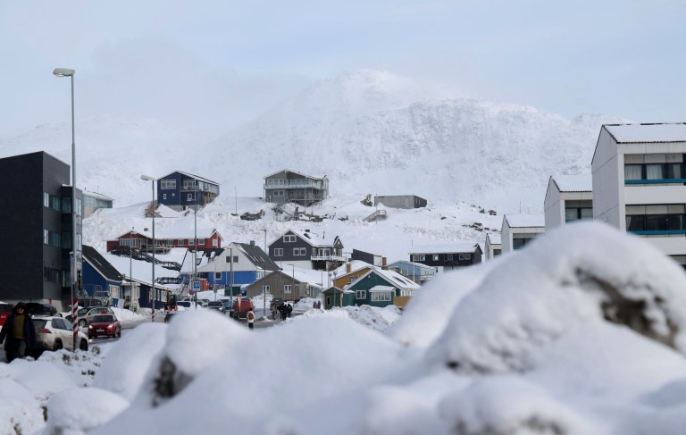 Vista de casas em Nuuk, na Groenlândia - 27/03/2025