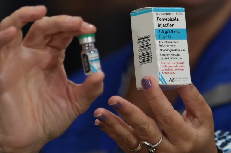Ampola de fomepizol, medicamento utilizado pcntra intoxação por metanol.
