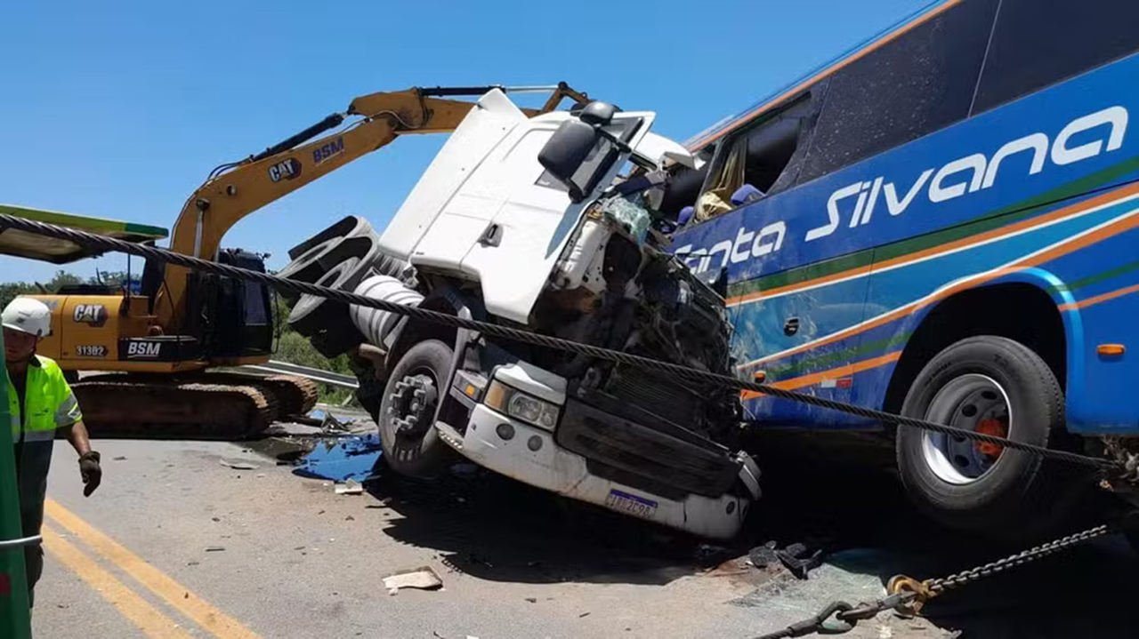 Batida entre dois veículos na BR-116, em Pelotas
