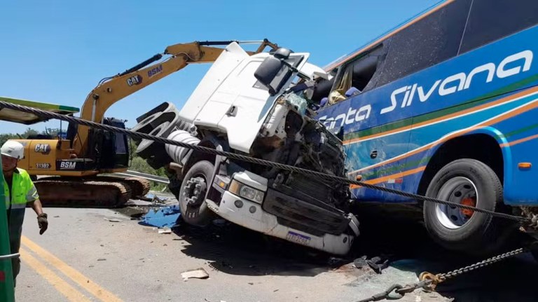 Batida entre dois veículos na BR-116, em Pelotas