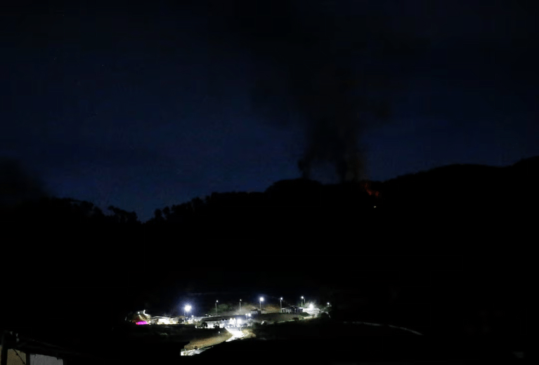 Fumaça sobe perto do Forte Tiuna, uma zona militar, durante um apagão total, após explosões