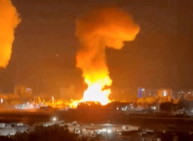 Fumaça sobe de explosões em Caracas, Venezuela, em 3 de janeiro de 2026, nesta captura de tela obtida de um vídeo obtido pela Reuters