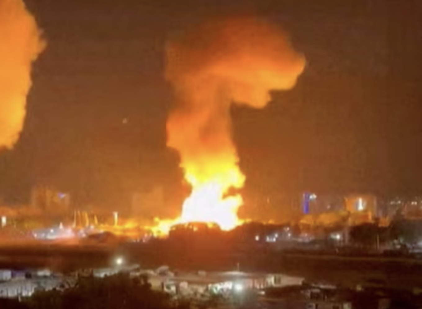 Fumaça sobe de explosões em Caracas, Venezuela, em 3 de janeiro de 2026, nesta captura de tela obtida de um vídeo obtido pela Reuters