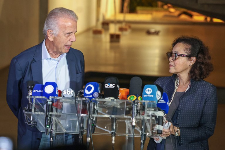 Brasília (DF), 03/01/2026 – Ministro da defesa, José Múcio, (e) embaixadora, Maria Laura (d), durante entrevista falam da invasão americana na Venezuela.Foto: Valter Campanato/Agência Brasil