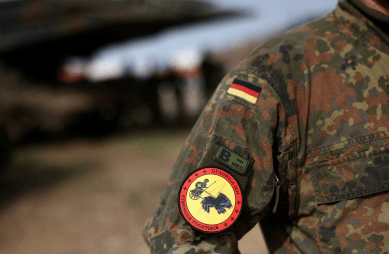 Soldado do exército alemão em Gardelegen, Alemanha, 8 de abril de 2024