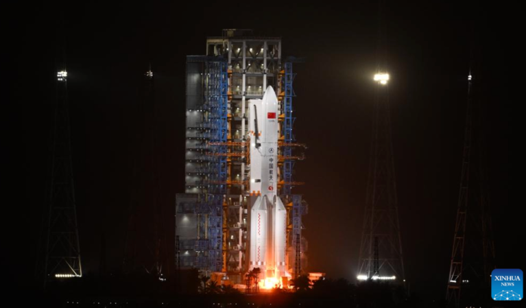 Um foguete Long March-5, transportando um novo satélite de teste de tecnologia de comunicação, decola do Centro de Lançamento Espacial de Wenchang, na província de Hainan, no sul da China, em 20 de dezembro de 2025.