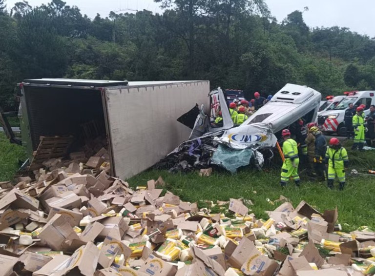 Carreta tomba sobre van e deixa quatro mortos na BR-116, na Grande Curitiba