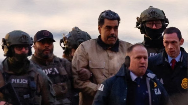 Nicolás Maduro cercado por agentes dos Estados Unidos