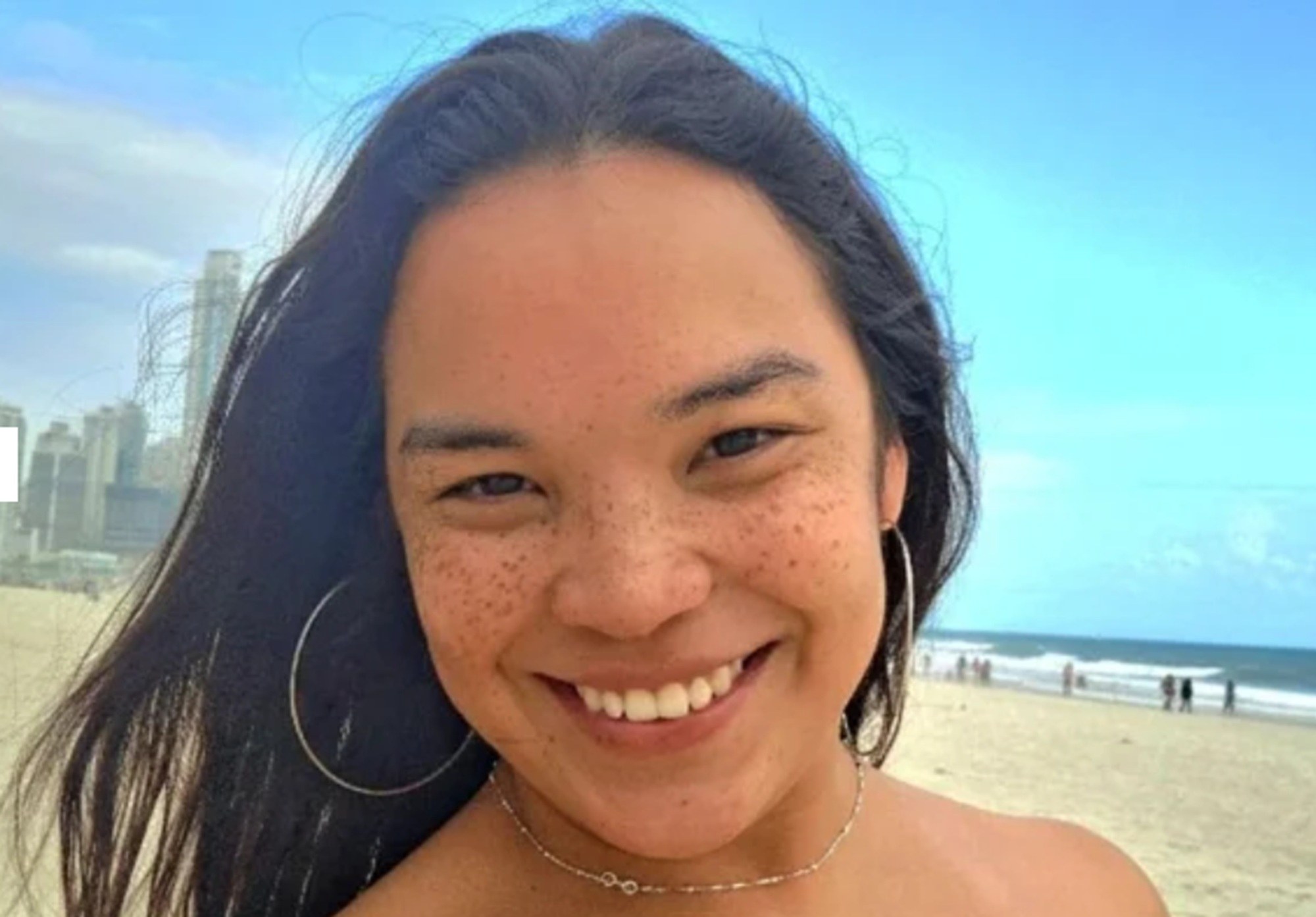 Segundo relatos, Renata Yassu Nakama estava apoiada em uma das janelas do veículo. O vidro se desprendeu e a jovem caiu na rodovia.