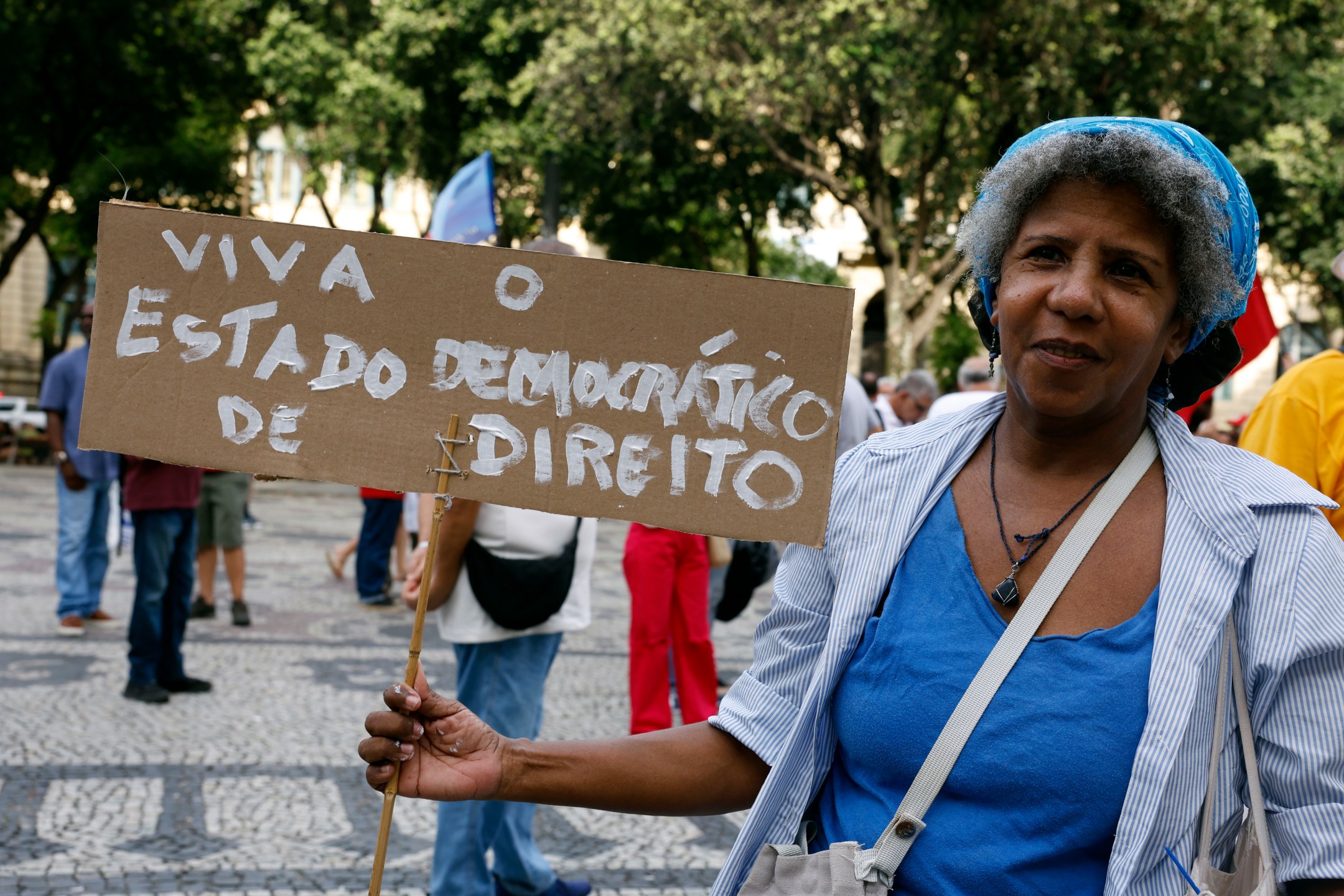 Rio de Janeiro (RJ) - 08/01/2026 - Manifestantes durante ato pela democracia, em memória aos antidemocráticos de 8 de janeiro de 2023, na Cinelândia, centro da cidade.