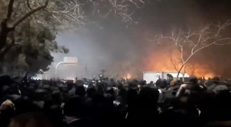Protesto na rodovia Vakilabad, em Mashhad, província de Razavi Khorasan, Irã, em 10 de janeiro de 2026, nesta captura de tela obtida de um vídeo de mídia social.