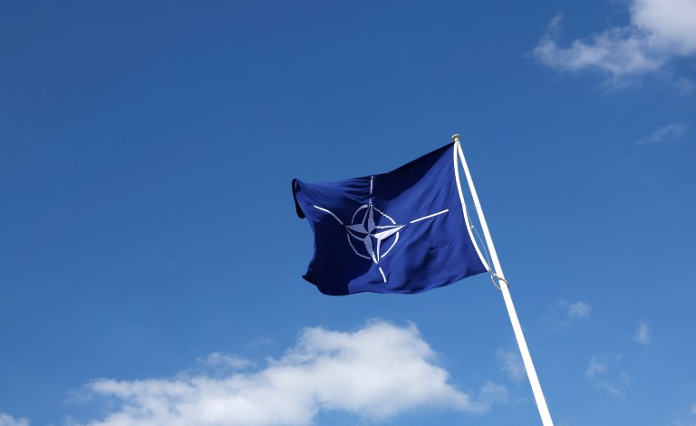 Bandeira da Otan na sede da aliança militar em Bruxelas, Bélgica - 02/04/2025