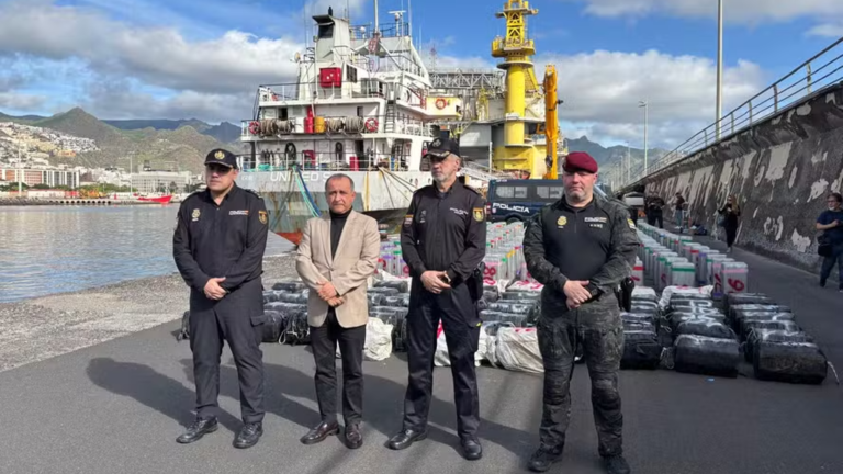 Espanha faz 'maior apreensão de cocaína em alto-mar' em navio cargueiro que partiu do Brasil