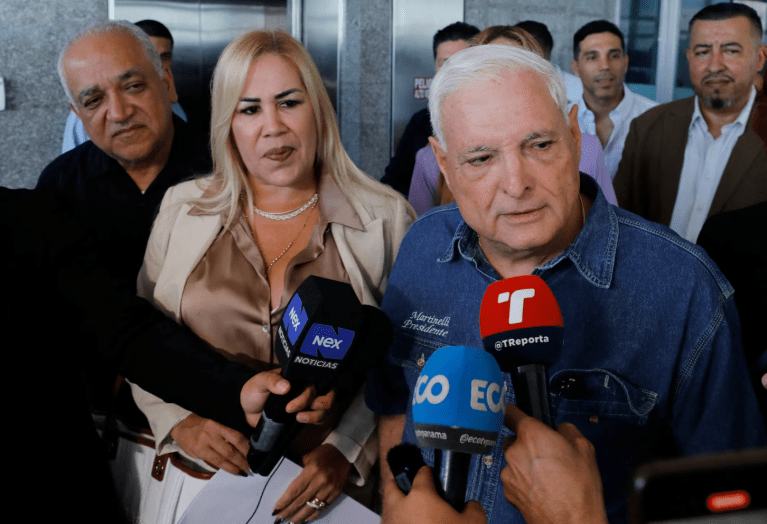 O ex-presidente do Panamá Ricardo Martinelli fala com a imprensa na Cidade do Panamá, Panamá, em 6 de fevereiro de 2024.