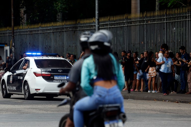 Rio de Janeiro (RJ) - 28/10/2025 - Durante operação policia contra o Comando Vermelho, filas nos pontos de ônibus e vans de transporte complementar na região da Central do Brasil, com trabalhadores sendo liberados mais cedo pela situação de violência.