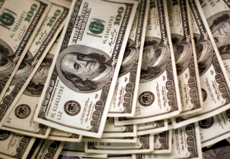 Funcionário conta notas de dólares em um banco em Westminster, Colorado, EUA - 03/11/2009