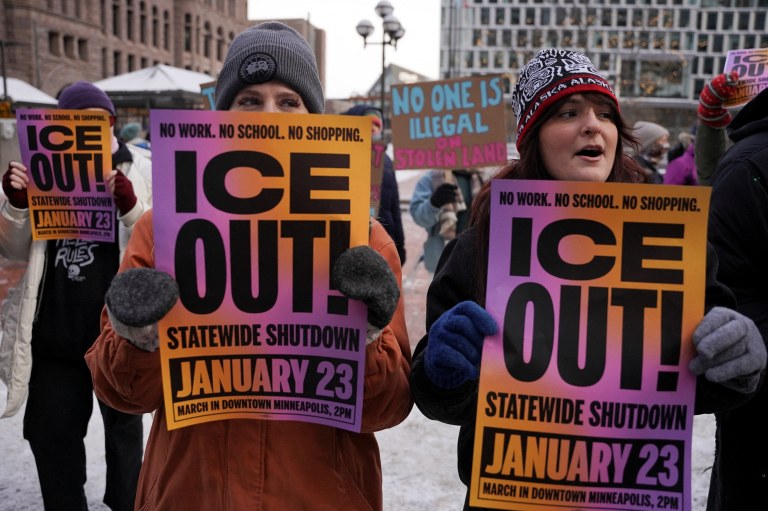 Manifestantes protestam contra o ICE em Minneapolis
20/01/2026
REUTERS/Seth Herald