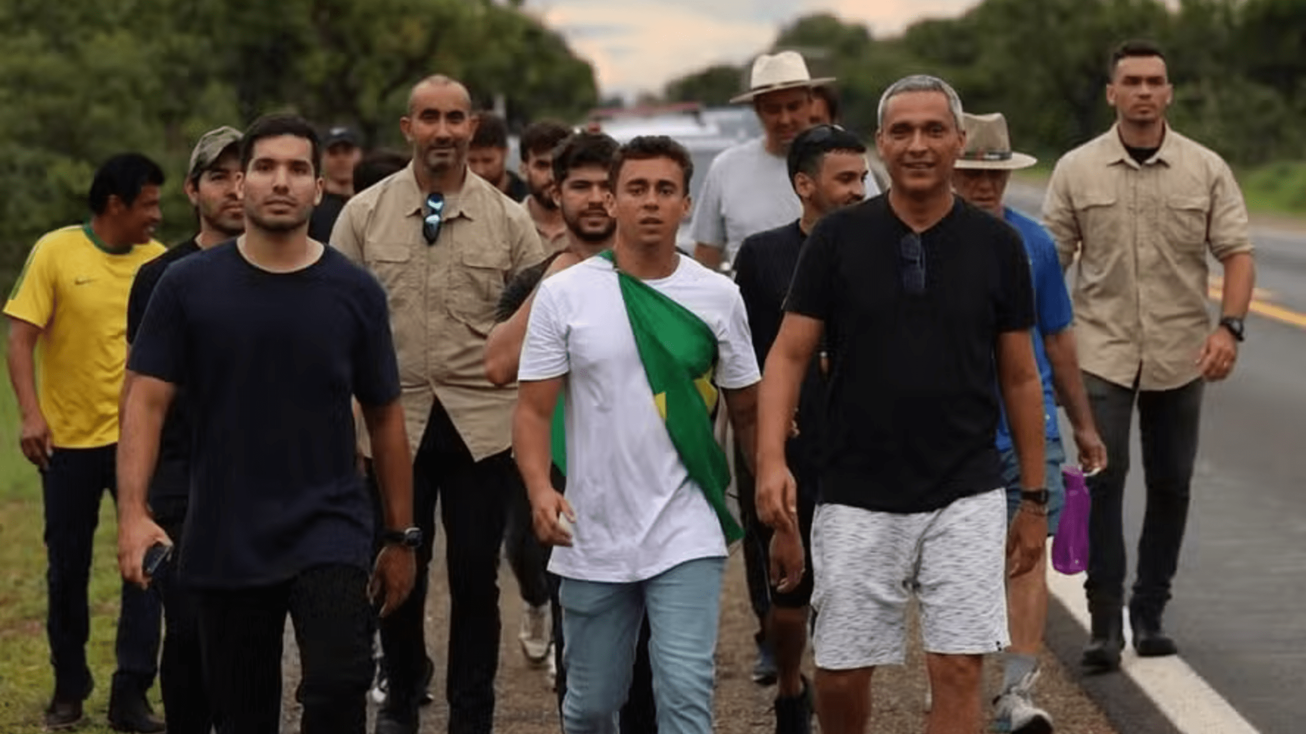Nikolas Ferreira ao lado dos deputados André Fernandes e Gustavo Gayer