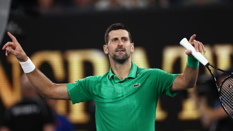 O sérvio Novak Djokovic comemora após vencer sua partida da terceira rodada contra o holandês Botic van de Zandschulp.