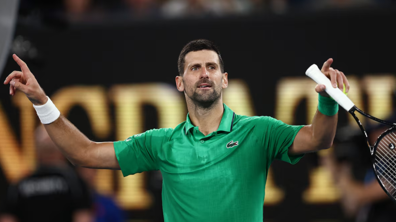 O sérvio Novak Djokovic comemora após vencer sua partida da terceira rodada contra o holandês Botic van de Zandschulp.