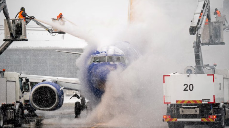 Uma equipe de degelo trabalha durante a tempestade de inverno Fern em um voo da Southwest Airlines no Aeroporto Internacional de Nashville, em Nashville, Tennessee, EUA, em 24 de janeiro de 2026.
