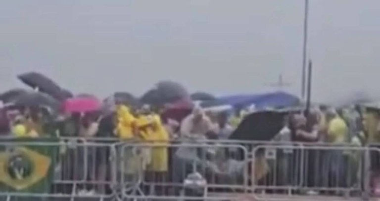 Raio atinge ato da extrema direita em Brasília