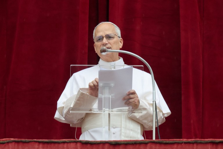 Papa Leão 14 faz a oração do Angelus da sacada da Basílica de São Pedro, no Vaticano
06/01/2026 REUTERS/Yara Nardi