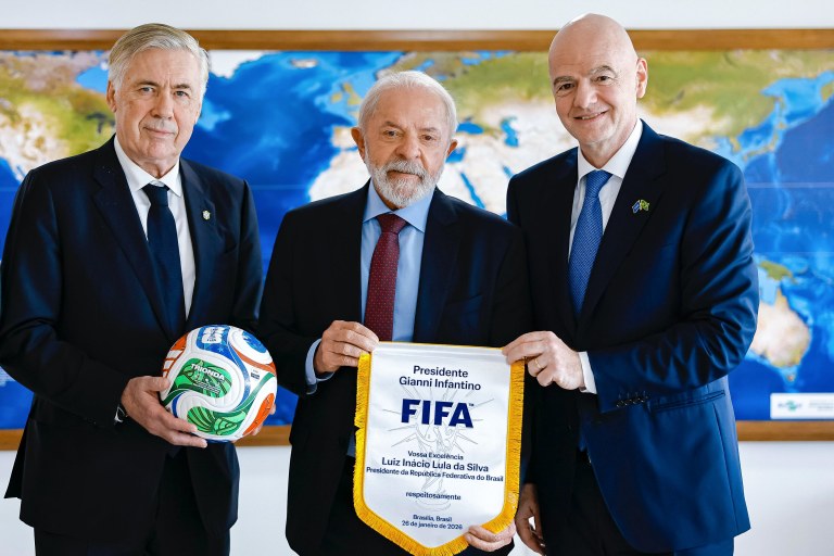 Presidente Lula durante reunião com o Presidente da Federação Internacional de Futebol (FIFA), Gianni Infantino, e o troinador Carlo Ancelotti. Palácio do Planalto. Brasília (DF)