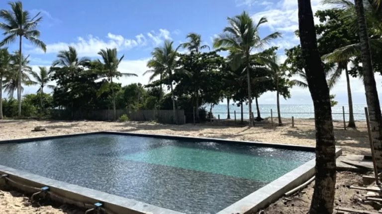 Piscina de clube construído sem autorização pela família Vorcaro na Bahia
