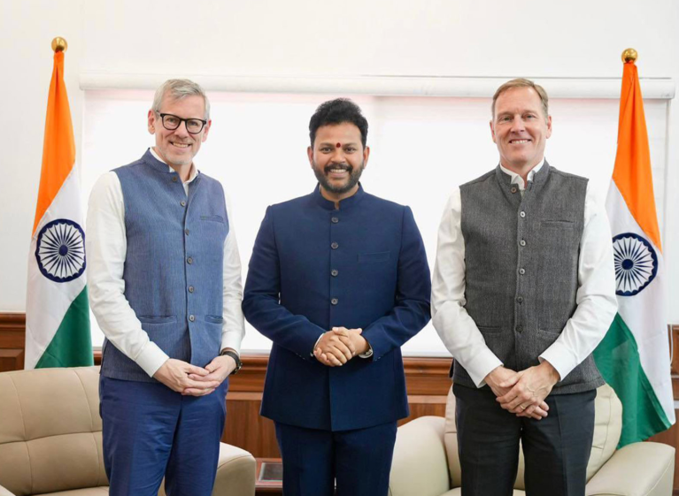 Ram Mohan Naidu e executivos da Airbus
