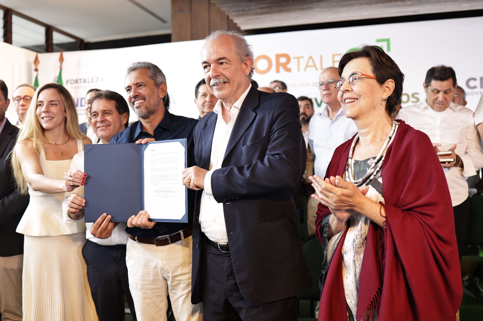 A vice-governadora Jade Romero, o prefeito Evandro Leitão, o governador Elmano de Freitas, o presidente do BNDES, Aloizio Mercsadante, e a diretora Socioambiental do Banco, Tereza Campello.