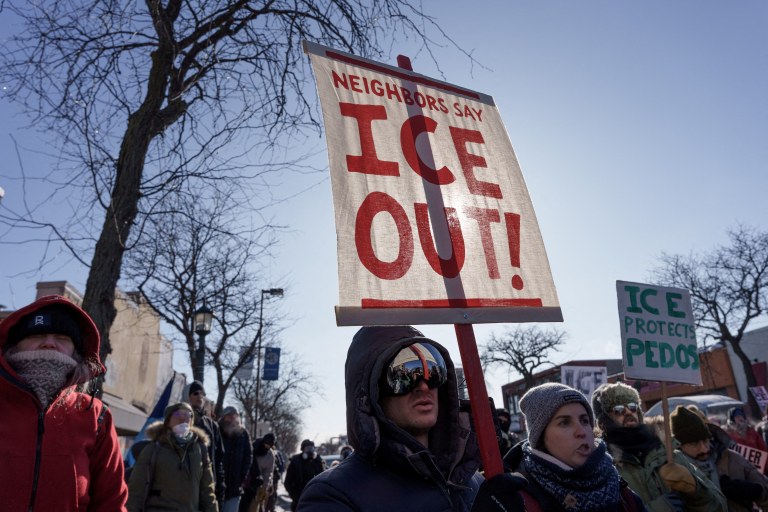 Manifestação contra o ICE perto do local onde Alex Pretti foi morto a tiros por agentes federais em Minneapolis, Minnesota, EUA
24 de janeiro de 2026
REUTERS/Tim Evans