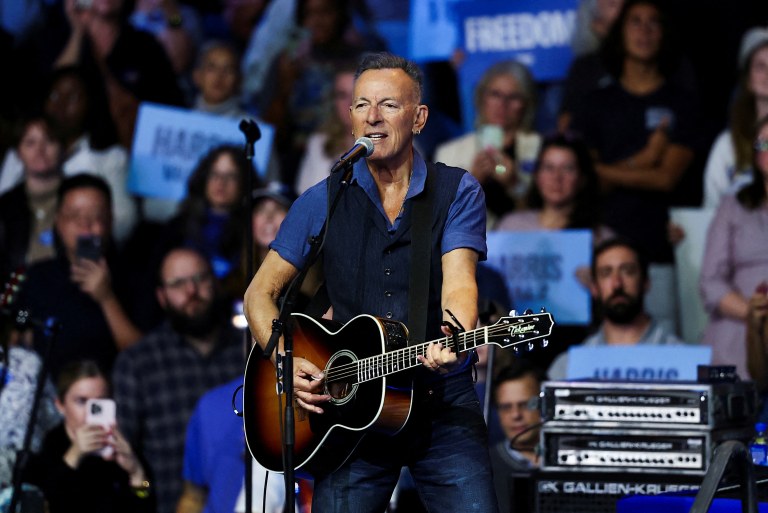 Bruce Springsteen se apresenta em comício de Kamala Harris, na Filadélfia, Pensilvânia, EUA
28 de outubro de 2024
REUTERS/Eloisa Lopez