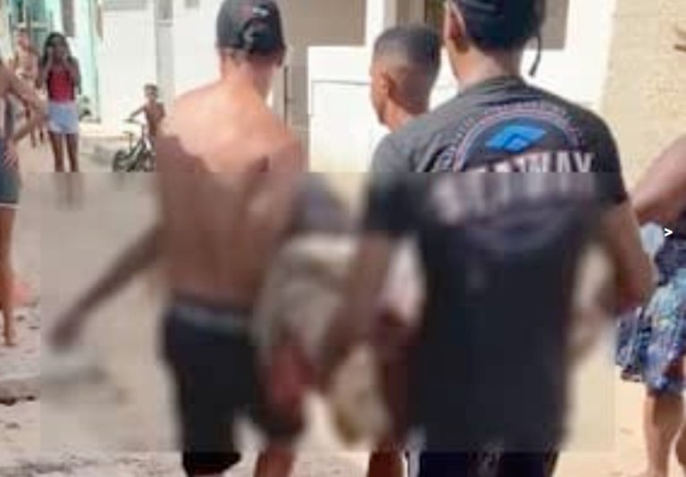 Moradores carregam menino atacado por tubarão no Grande Recife